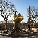 Appartment In Avenue Montaigne, Ideal For A Romantic Parisian Trip