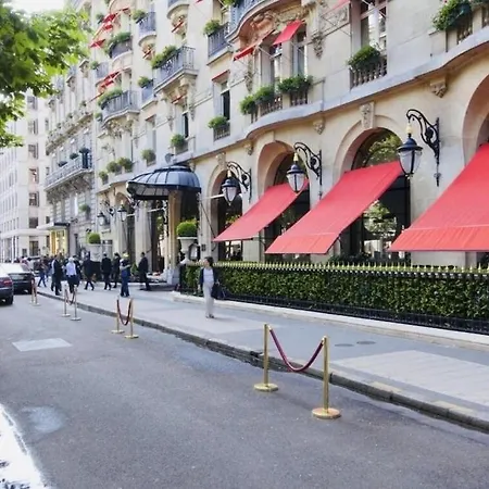 Apartment In Avenue Montaigne, Ideal For A Romantic Parisian Trip *