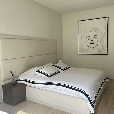 Apartment In Avenue Montaigne, Ideal For A Romantic Parisian Trip *