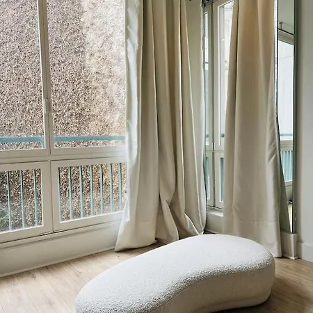 In Avenue Montaigne, Ideal For A Romantic Parisian Trip * Parigi