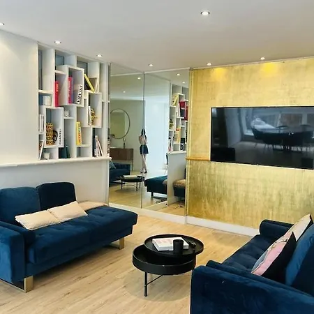 In Avenue Montaigne, Ideal For A Romantic Parisian Trip * Parigi