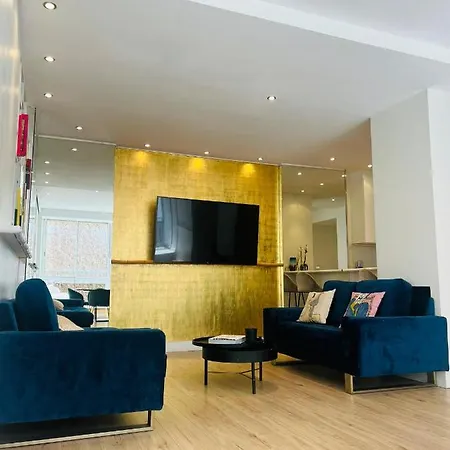 Apartment In Avenue Montaigne, Ideal For A Romantic Parisian Trip *