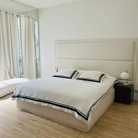 Apartment In Avenue Montaigne, Ideal For A Romantic Parisian Trip